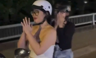 Sốc: Cô gái chắp tay lạy khi đang điều khiển xe máy