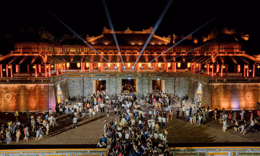 Thực hư sự cố mất kiểm soát, khách ùa vào Ngọ Môn - Huế như 'ong vỡ tổ'