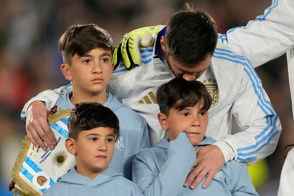 Messi bật khóc trong trận sân nhà cuối cùng với tuyển Argentina | Báo ...