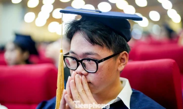 Toàn cảnh lễ vinh danh và trao học bổng Nâng bước thủ khoa 2025