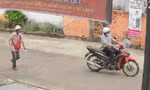 Bị giật 40 tờ vé số, người đàn ông hoảng hốt chạy bộ đuổi theo xe kẻ cướp