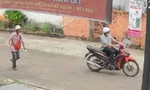 Bị giật 40 tờ vé số, người đàn ông hoảng hốt chạy bộ đuổi theo xe kẻ cướp