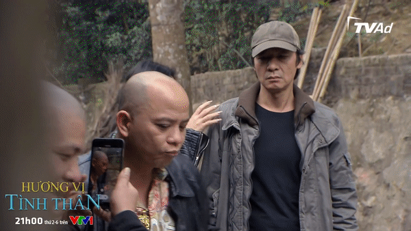 Ông Sinh (Võ Hoài Nam) bị đàn em cũ chặn đường