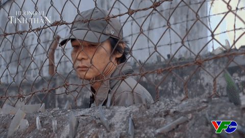 Ông Sinh (Võ Hoài Nam) chỉ dám đứng từ xa nhìn con gái