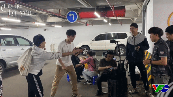 Vừa thoại vừa hành động như thật cho sinh động để thu tiếng Vừa thoại vừa hành động như thật cho sinh động để thu tiếng