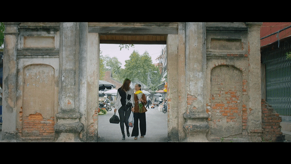 Hình ảnh ấm áp của làng quê và người bà hồn hậu