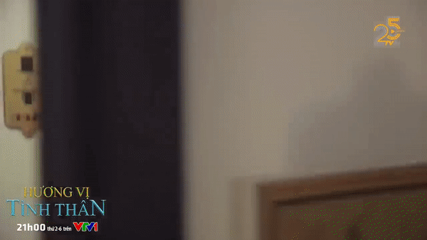 Long bất ngờ khi thấy Nam ôm người đàn ông khác