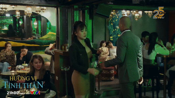 Nam bất ngờ phát hiện Thy và Long cũng có mặt tại cuộc hẹn