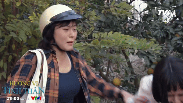 Quá đau lòng, Nam giằng co và đẩy mẹ nuôi ngã