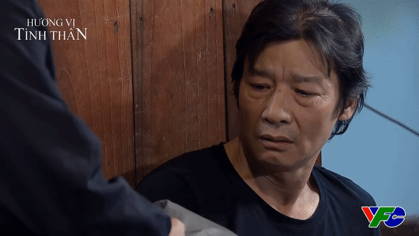 Ông Sinh xúc động nhận món quà từ con gái Ông Sinh xúc động nhận món quà từ con gái