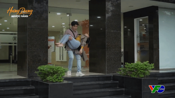 Minh ngất lịm khiến mẹ và em trai lo lắng Minh ngất lịm khiến mẹ và em trai lo lắng