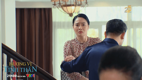 Thấy bà Xuân về, ông Khang lôi ra ngoài