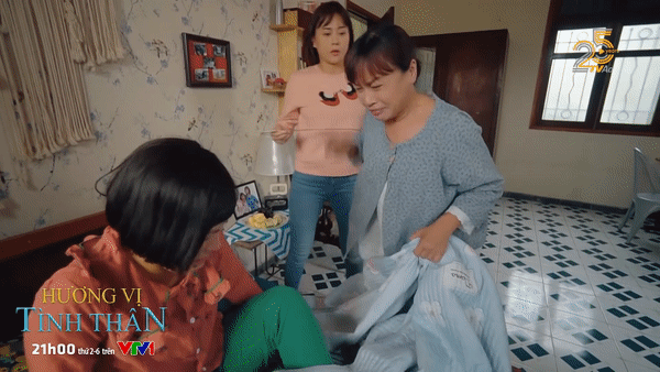 Nam đưa thước cho mẹ đánh em Nam đưa thước cho mẹ đánh em