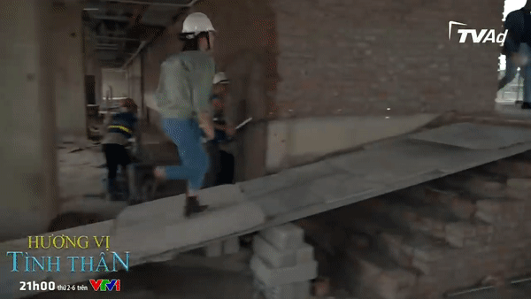 Nam hốt hoảng chạy về ứng cứu cho mẹ và em gái Nam hốt hoảng chạy về ứng cứu cho mẹ và em gái