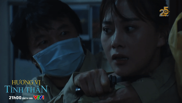 Nam bị tấn công bất ngờ, bị dí dao vào cổ