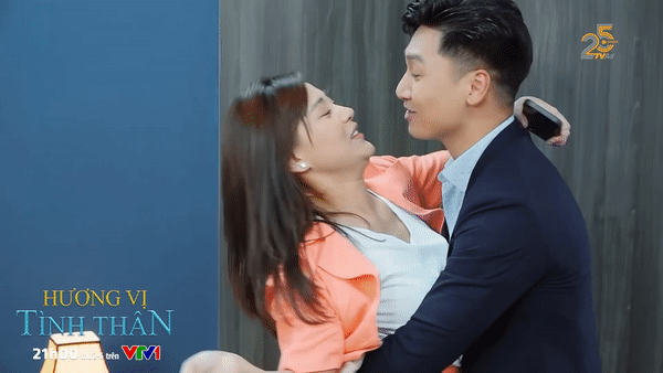 Long (Mạnh Trường) lại có cảnh tình tứ với Nam (Phương Oanh) ở công ty