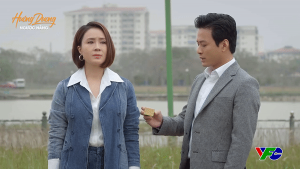 Kiên (Hồng Đăng) đưa chiếc nhẫn cầu hôn cho Châu (Hồng Diễm)