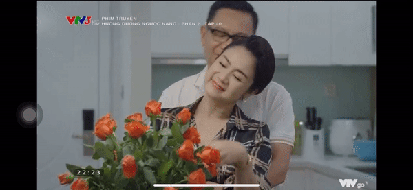 Hạnh phúc mỉm cười với Bạch Cúc và ông Quân Hạnh phúc mỉm cười với Bạch Cúc và ông Quân