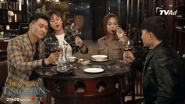 Nam (Phương Oanh) trêu tức giám đốc Long (Mạnh Trường