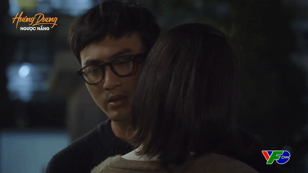 Hoàng nhìn thấy Phúc đang ôm Minh liền bỏ đi