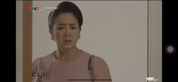 Bạch Cúc (NSND Thu Hà) á khẩu khi bắt gặp bà Diễm Loan (Vân Dung) thân thiết với ông Quân