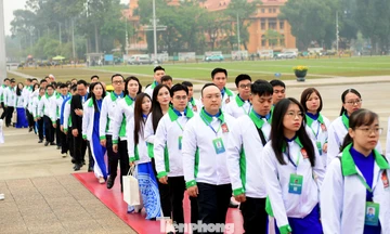 Đoàn đại biểu Đại hội Đoàn Thanh niên Chính phủ lần thứ I vào Lăng viếng Chủ tịch Hồ Chí Minh