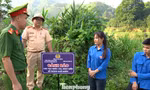 Công an, thanh niên Lào Cai đội nắng cắm biển cảnh báo đuối nước ở các vùng 'tử thần'