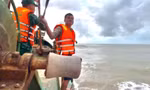 Chìm tàu cá, 2 ngư dân trôi dạt trên biển