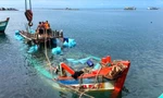 Trục vớt, kéo tàu cá bị chìm trên biển Cà Mau vào bờ
