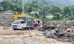 Mưa lớn kéo dài, công an dùng xe chuyên dụng chở học sinh vượt suối đến trường