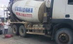 Xe máy va chạm xe trộn bê tông khiến người phụ nữ tử vong