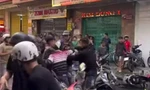 A group of people fighting in the middle of the street in Ca Mau caused a 'storm' on the internet.