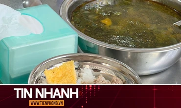 TIN NHANH: Vụ tố thực phẩm ở trường học có 'mùi lạ': Tạm đình chỉ công tác hiệu trưởng