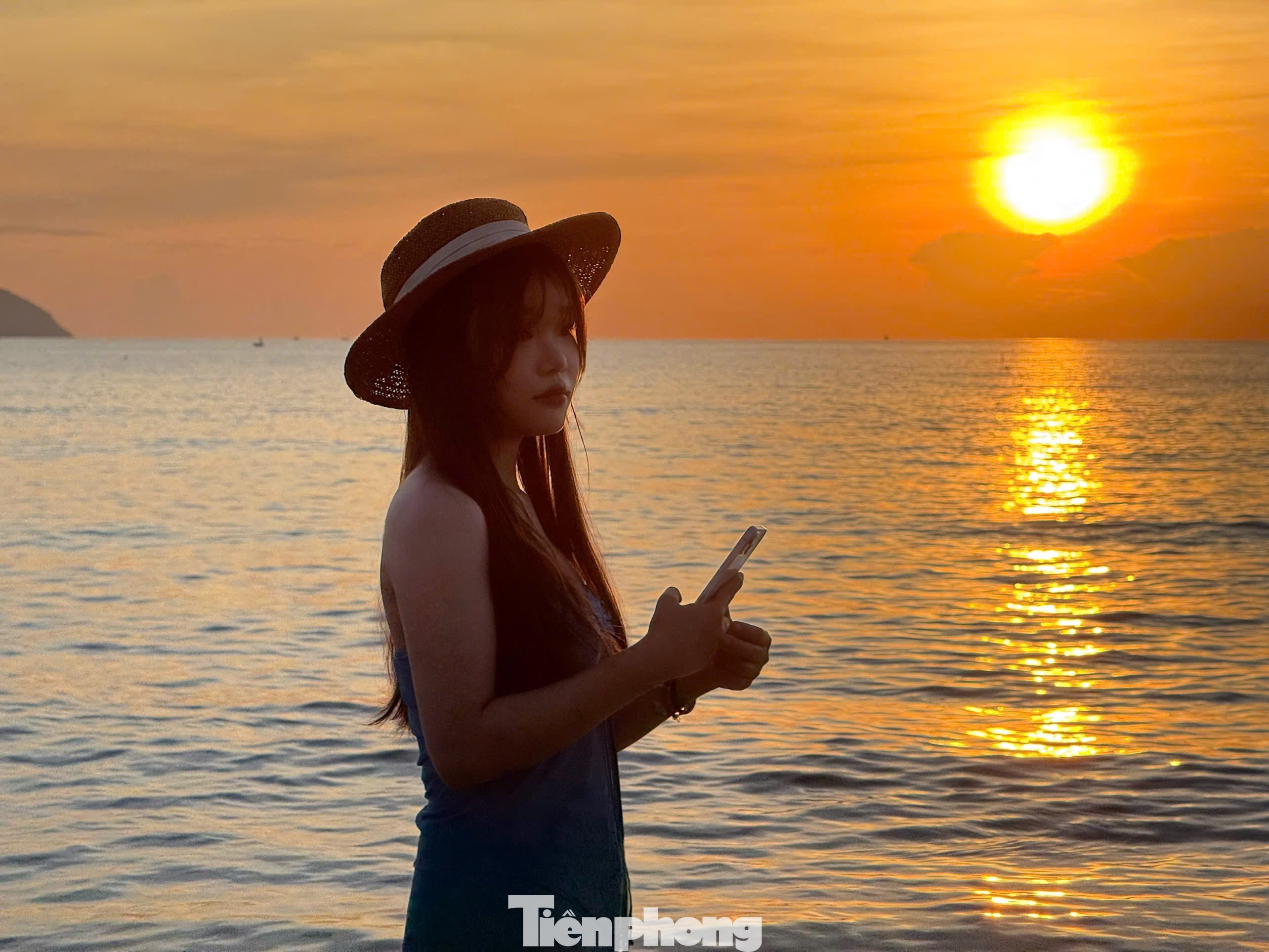 Giới trẻ check in bình minh trên biển đẹp như phim điện ảnh