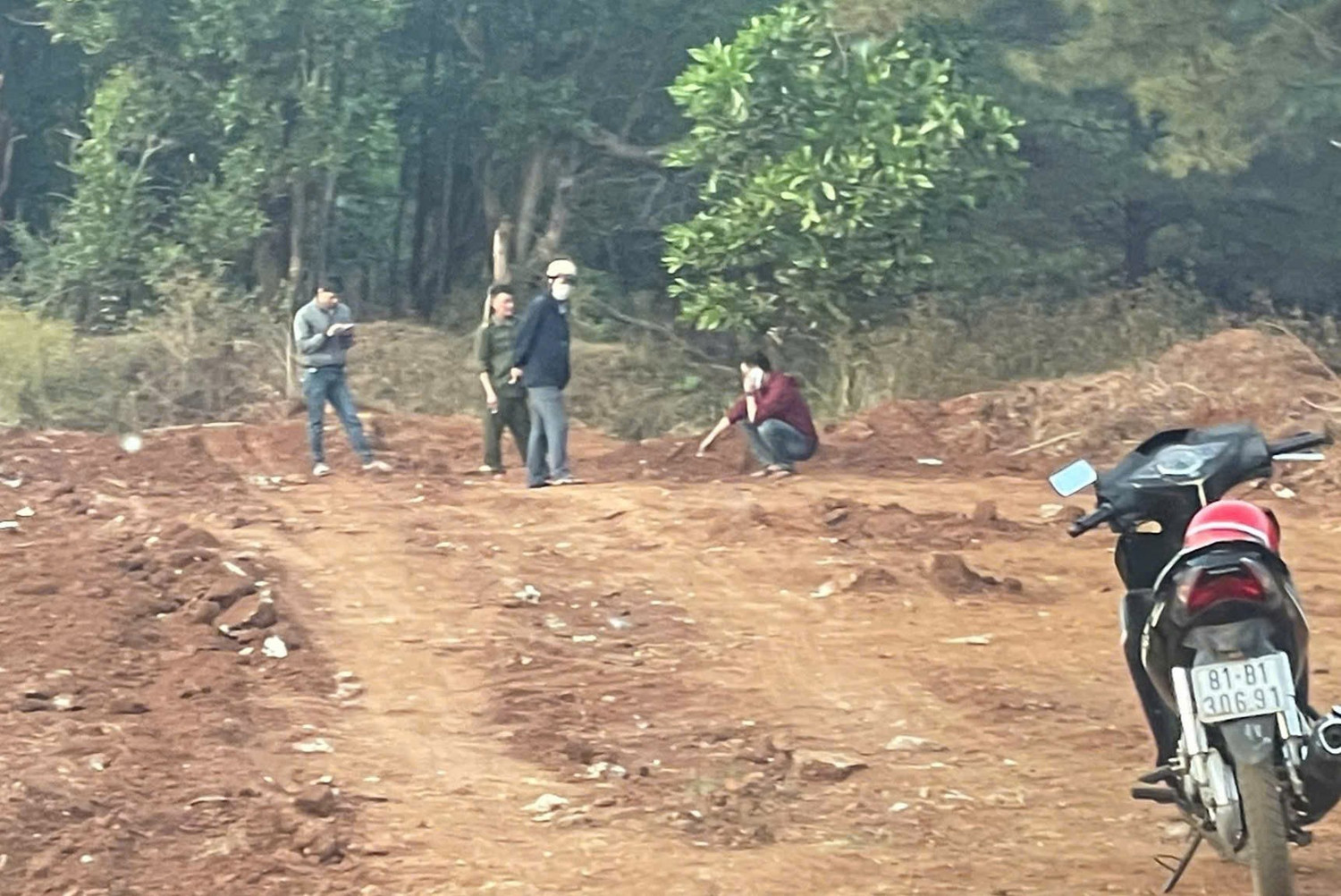 Cảnh sát phong toả căn nhà, truy tìm nghi phạm vụ cướp ngân hàng ở Gia Lai