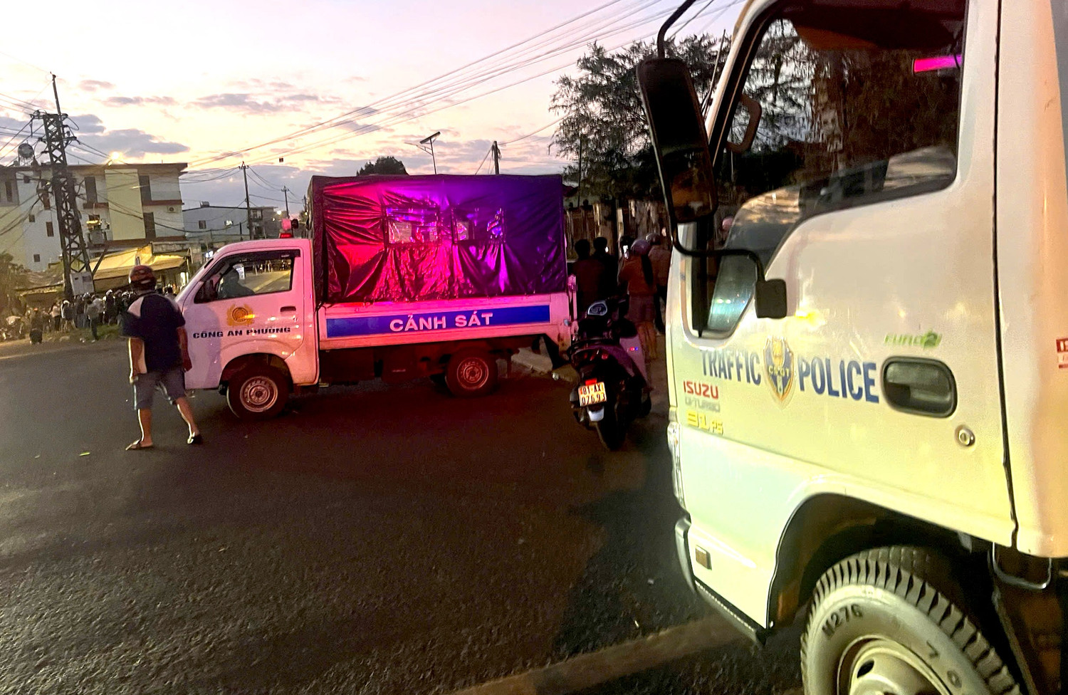 Cảnh sát phong toả căn nhà, truy tìm nghi phạm vụ cướp ngân hàng ở Gia Lai