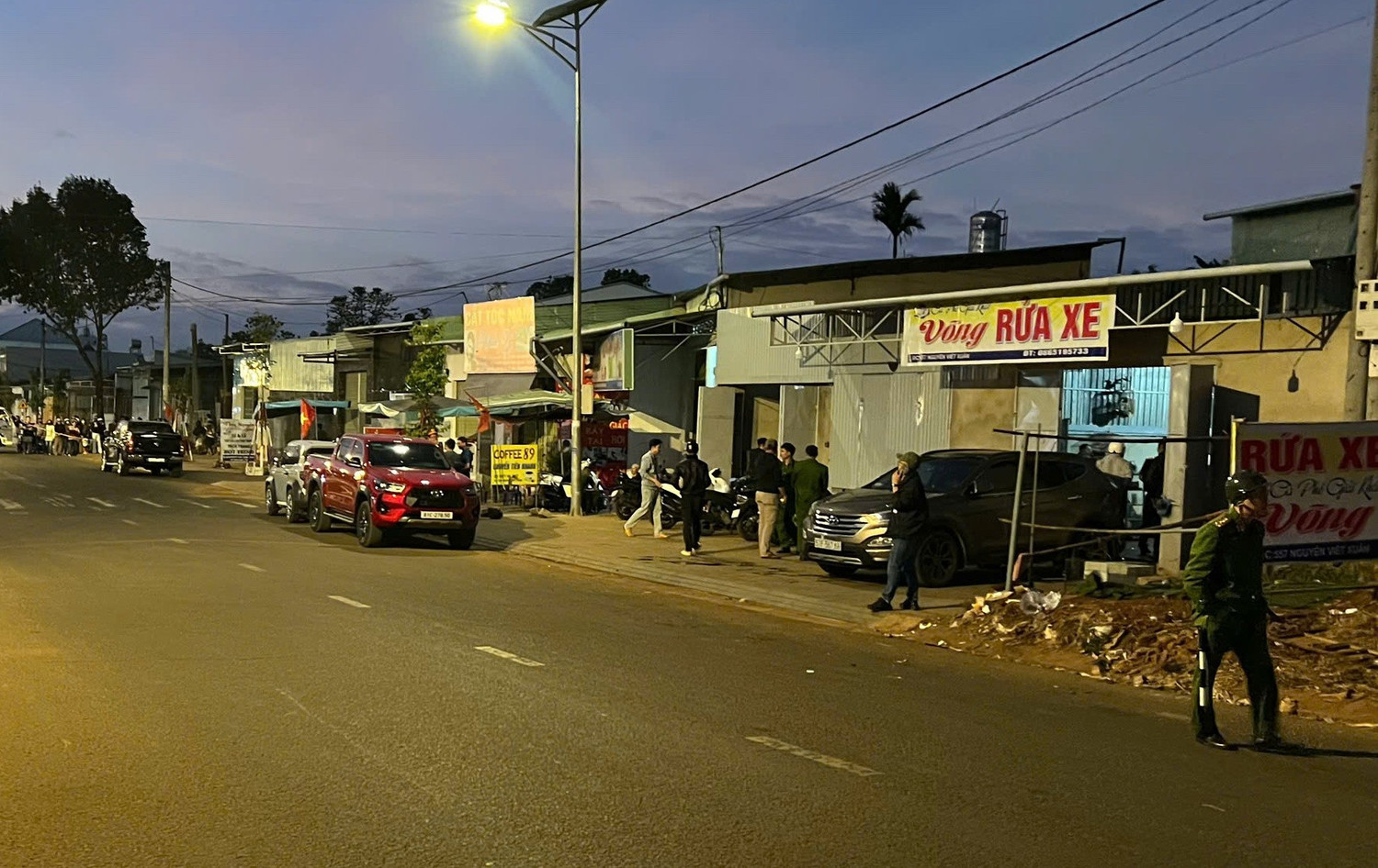 Cảnh sát phong toả căn nhà, truy tìm nghi phạm vụ cướp ngân hàng ở Gia Lai