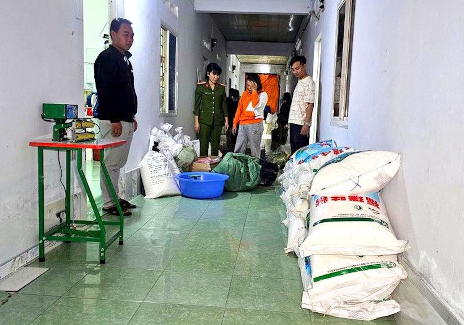 Mua phụ gia thực phẩm từ Trung Quốc rồi 'hô biến' thành hạt nêm Knorr, A-One