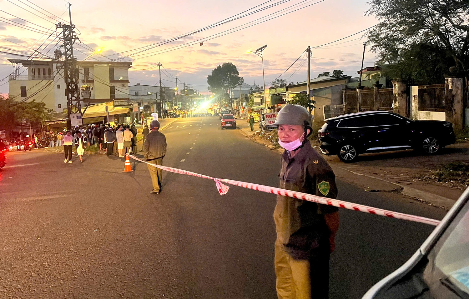 Cảnh sát phong toả căn nhà, truy tìm nghi phạm vụ cướp ngân hàng ở Gia Lai