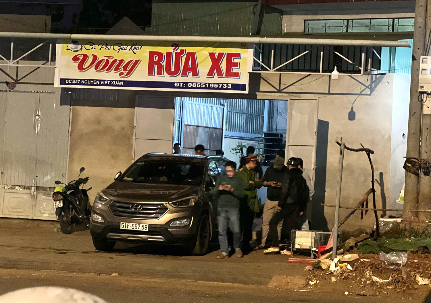 Cảnh sát phong toả căn nhà, truy tìm nghi phạm vụ cướp ngân hàng ở Gia Lai