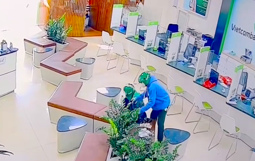 Cảnh sát phong toả căn nhà, truy tìm nghi phạm vụ cướp ngân hàng ở Gia Lai