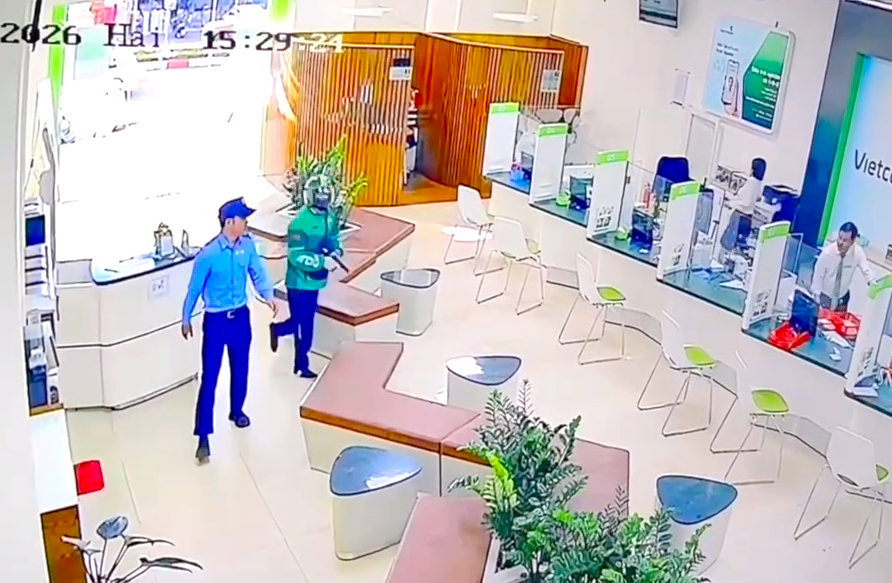Vụ cướp ngân hàng táo tợn ở Gia Lai: Công an rà soát đơn hàng 'áo khoác và mũ bảo hiểm in chữ Grap'
