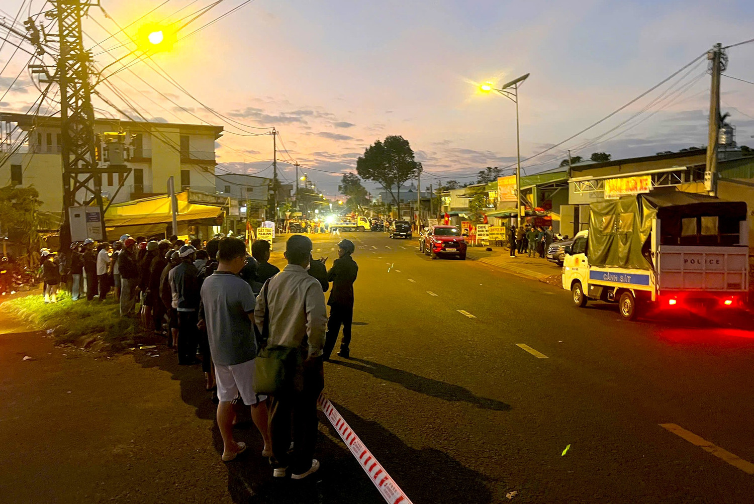 Cảnh sát phong toả căn nhà, truy tìm nghi phạm vụ cướp ngân hàng ở Gia Lai