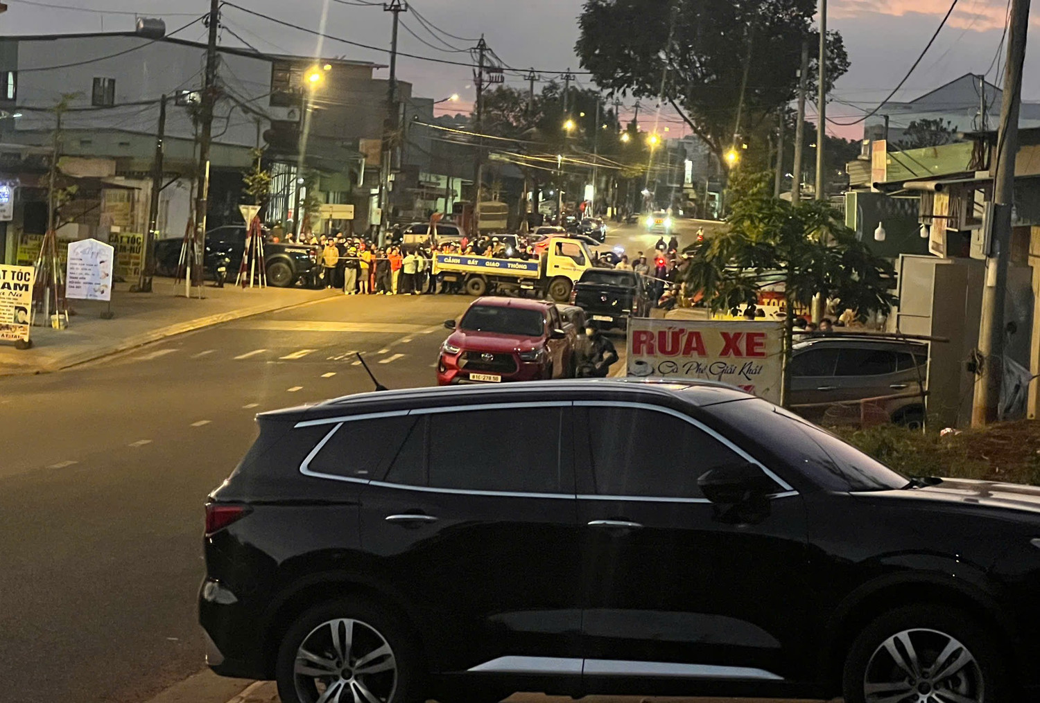 Cảnh sát phong toả căn nhà, truy tìm nghi phạm vụ cướp ngân hàng ở Gia Lai