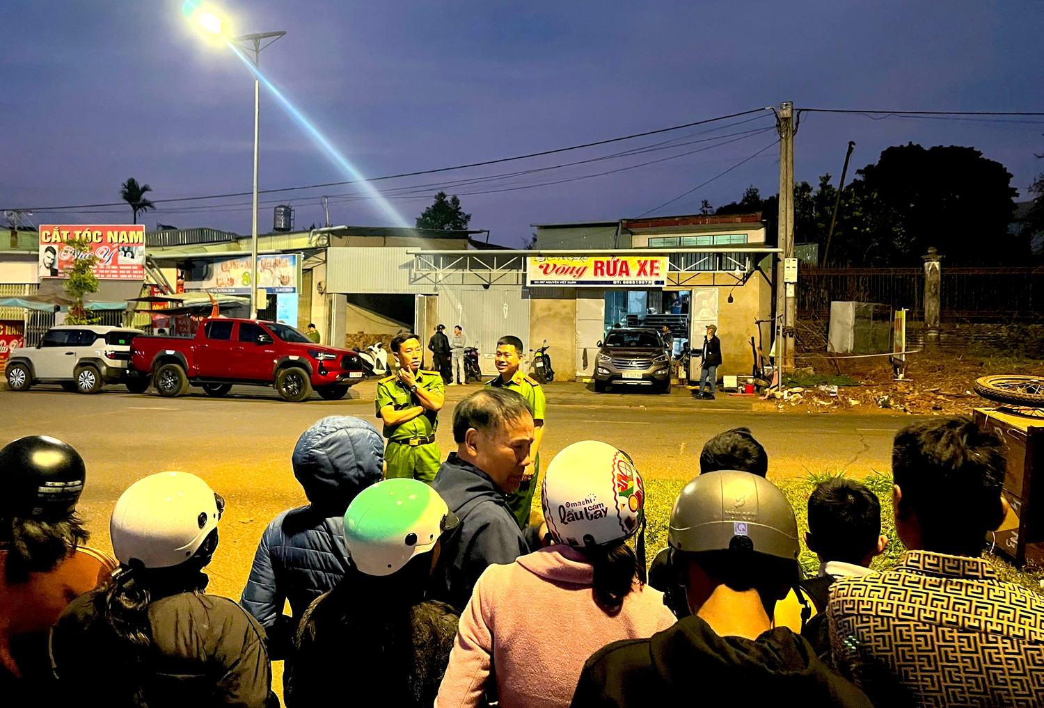 Cảnh sát phong toả căn nhà, truy tìm nghi phạm vụ cướp ngân hàng ở Gia Lai