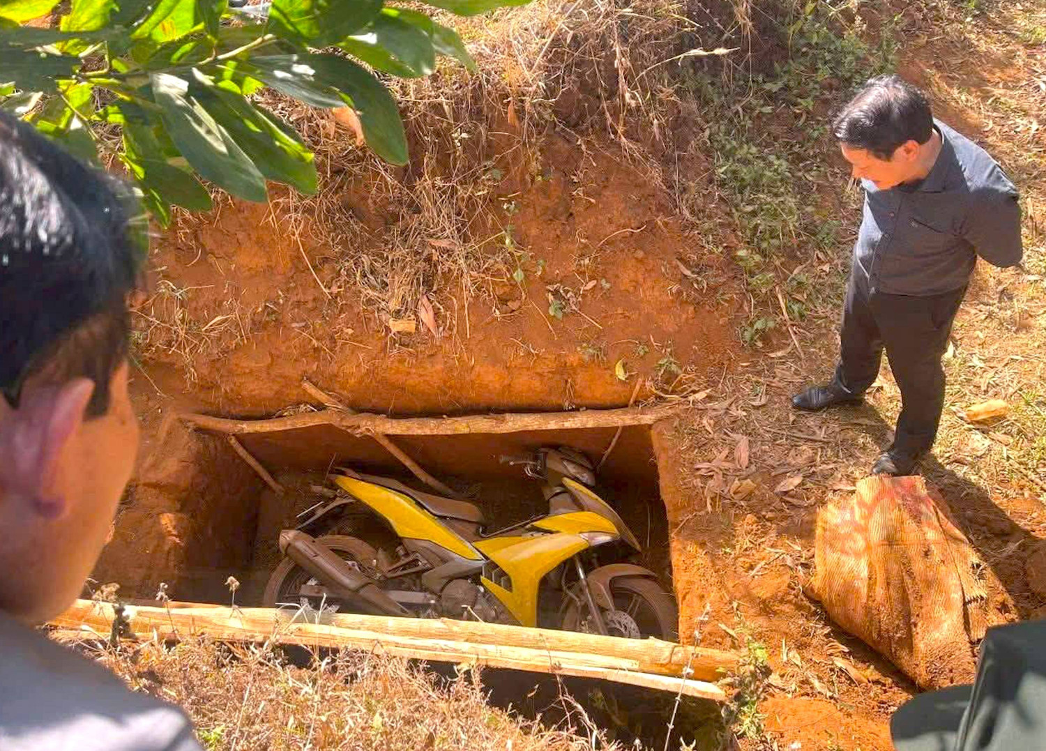 Phát hiện xe máy nghi liên quan vụ cướp ngân hàng ở Gia Lai được chôn dưới hố đất