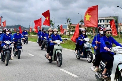 Tổ thông tin lưu động 'làm nóng' không khí hướng về ngày hội bầu cử