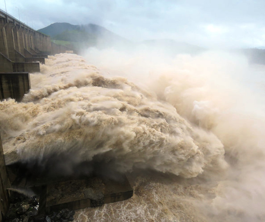 Từ chiều qua đến sáng 11/10, thủy điện Hòa Bình mở tới 7 cửa đáy xả lũ