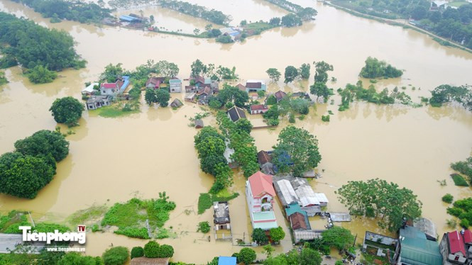 Mưa lớn, thủy điện xả lũ, khiến người dân khu vực Chương Mỹ (Hà Nội) ngập nặng.