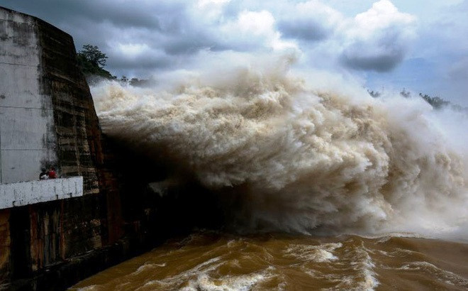 Hòa Bình mở thêm 2 cửa đáy xả lũ trong ngày 21/7